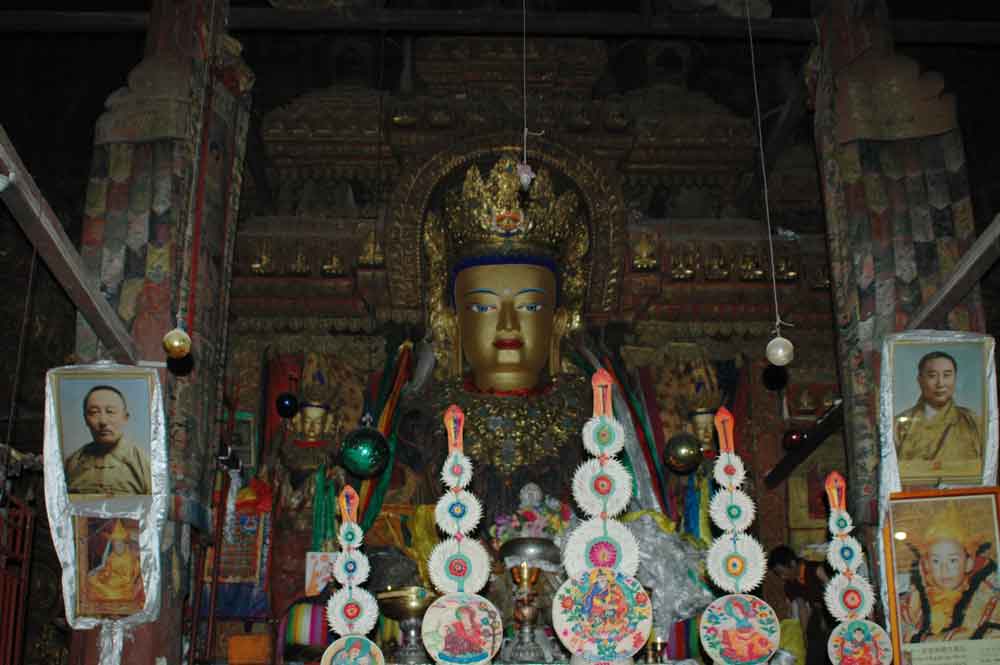 57 - Tibet - Gyantse, monasterio de Phalkor, estatua de Buda